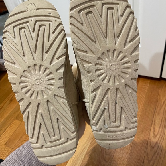 UGG Winter Boots with Plush Lining - Picture 7 of 7